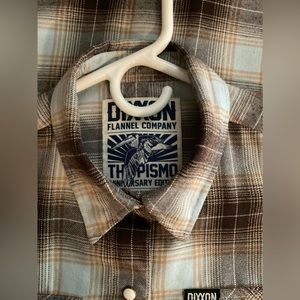 ◦	Dixxon Flannel Women’s S
	◦	Used in excellent condition
	◦	Fits true to size